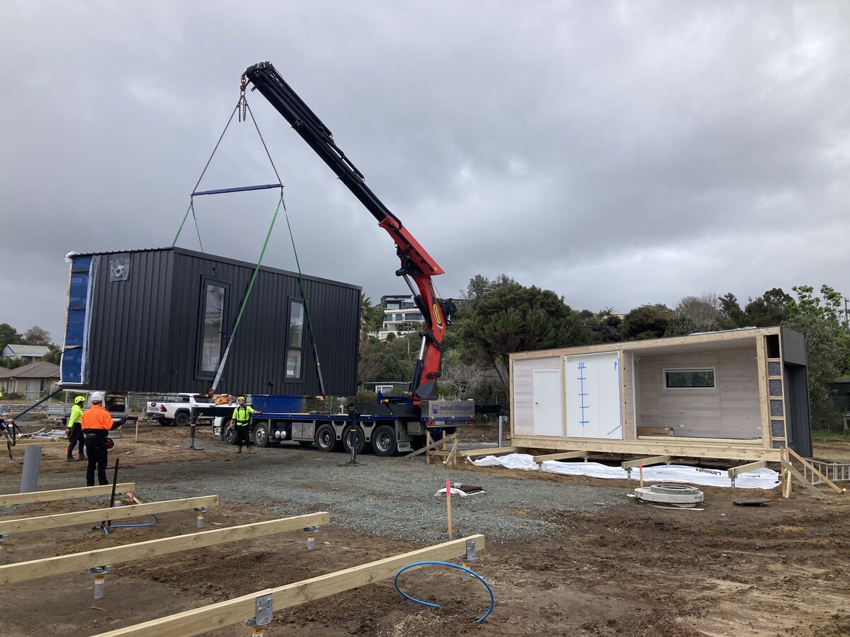 Transportable cabin module being craned onto its piles